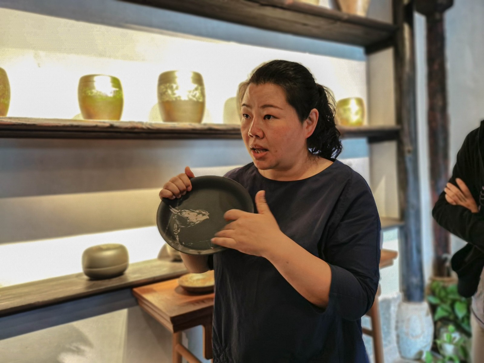 田祜女士正在嘱解建水紫陶.jpg
